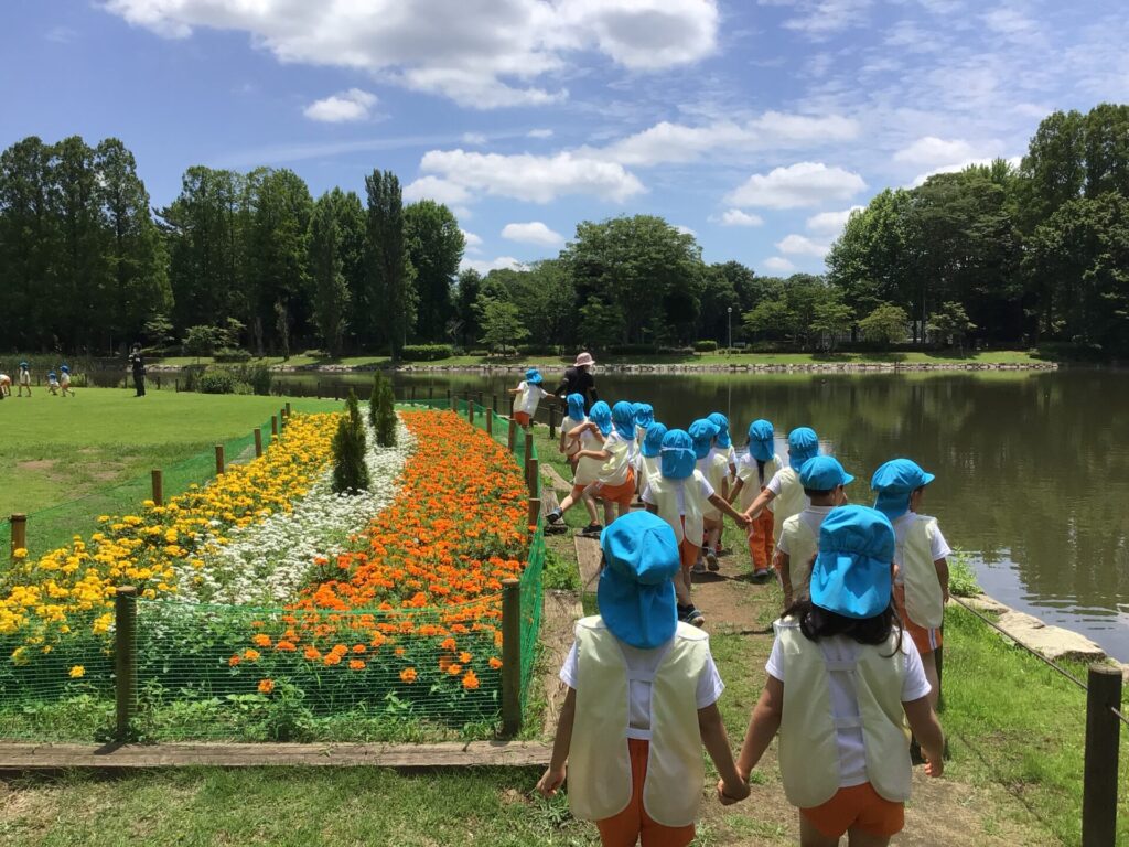 洞峰公園遠足のようす